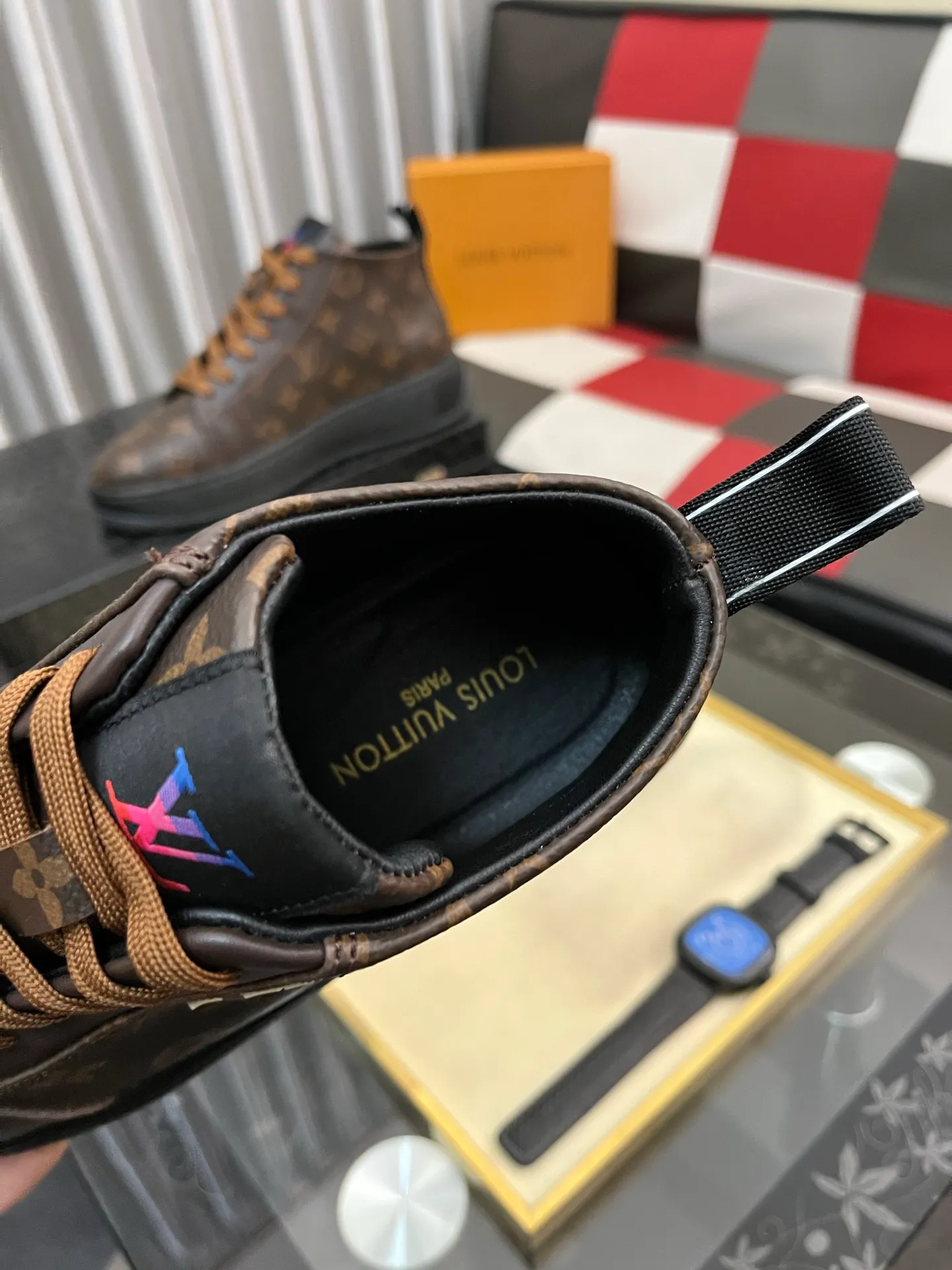 Men's shoes 💰: 438⌚️⌚️《Louis vuitton/LV Louis Vuitton》original quality.~ Unique modern style sneakers. 🏃A must-have casual shoe for trendy men😍😍 Original brand imported from Italy, imported original leather, cowhide lining (refuses to discolor and grind feet) sole: original sole provided by the original factory, French lazy style design ⚠️Fit to the feet, original quality, super comfortable original sole. Code number: 38-443️⃣Colors available